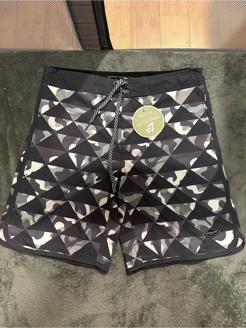 NWT Wailoa Men’s Black & Gray Geometric Camo Board Shorts- Size 32